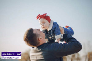 طفلة مع الاب